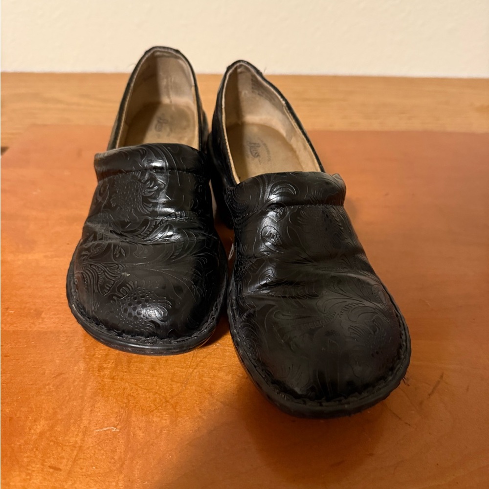 Women’s Black Embossed Clog with Heel Leather